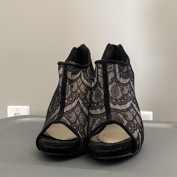 Black Lace Heels - Picture 2 of 3